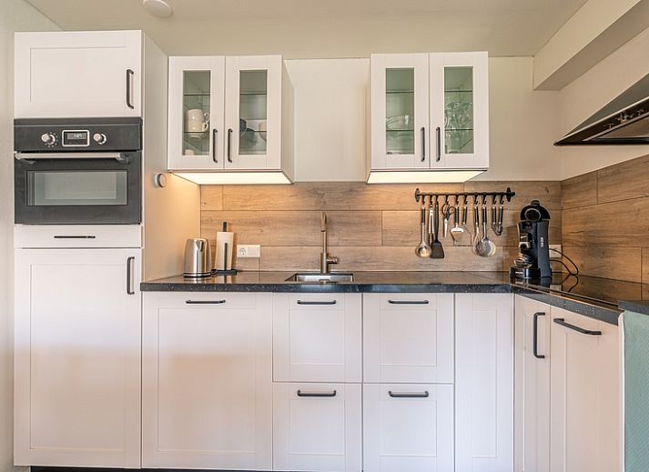 Stilvolle Einrichtung des Appartements Anna 220, De Koog, Texel mit bequemen Sitzgelegenheiten.