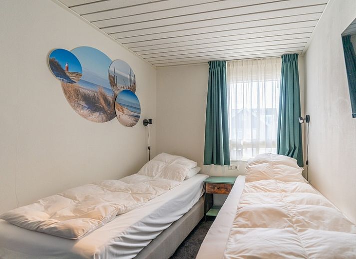 Stilvolle Einrichtung des Appartements Anna 220, De Koog, Texel mit bequemen Sitzgelegenheiten.