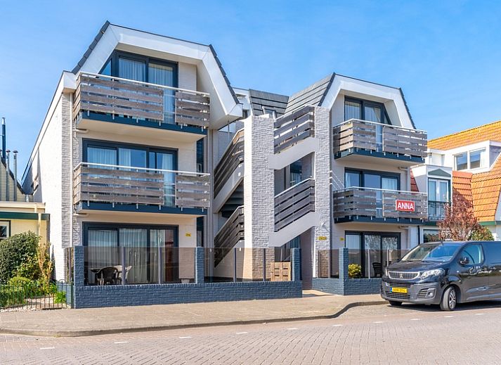 Helles Wohnzimmer im Appartement Anna 220, De Koog, Texel mit moderner Einrichtung und Balkonblick.