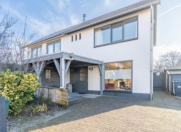 Vorderansicht des Ferienhauses De Zandduyn in De Koog, Texel, mit grosszuegiger Auffahrt und moderner Architektur.
