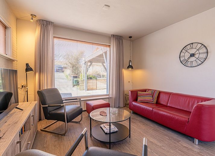 Vorderansicht des Ferienhauses De Zandduyn in De Koog, Texel, mit grosszuegiger Auffahrt und moderner Architektur.