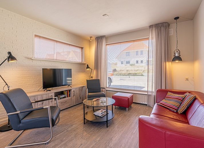 Vorderansicht des Ferienhauses De Zandduyn in De Koog, Texel, mit grosszuegiger Auffahrt und moderner Architektur.