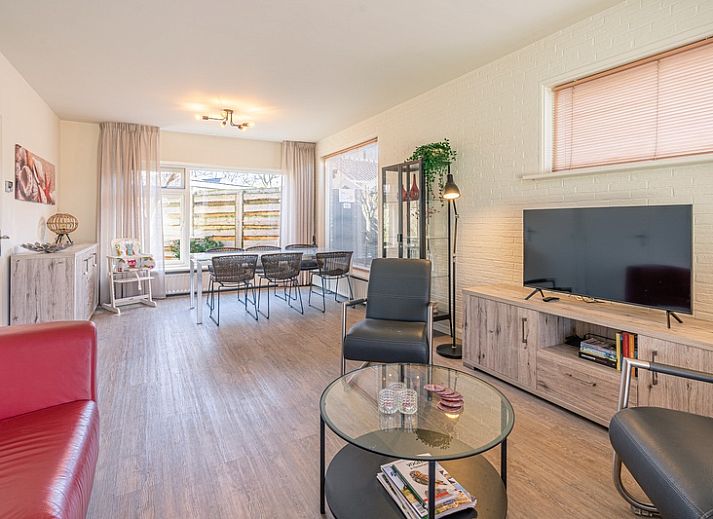 Vorderansicht des Ferienhauses De Zandduyn in De Koog, Texel, mit grosszuegiger Auffahrt und moderner Architektur.