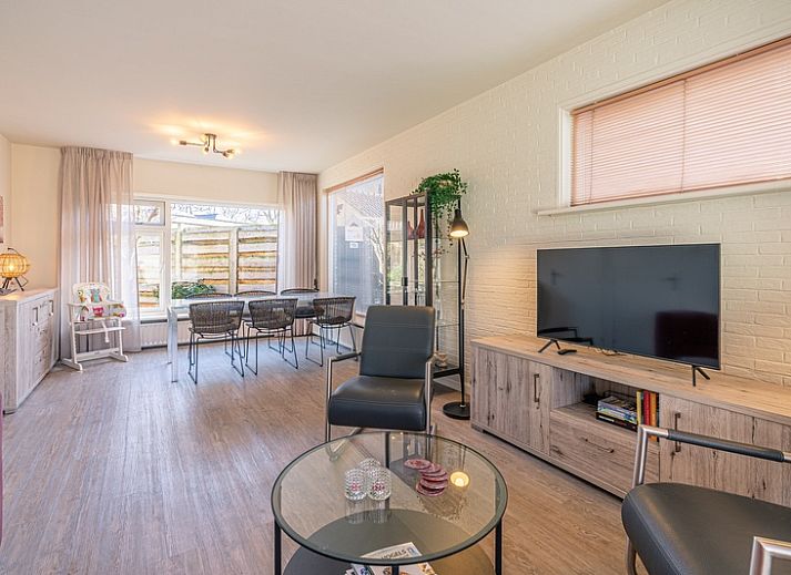 Vorderansicht des Ferienhauses De Zandduyn in De Koog, Texel, mit grosszuegiger Auffahrt und moderner Architektur.