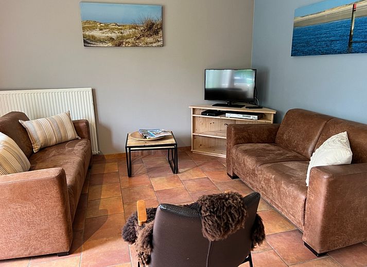 Landgoed Springtij - Koetshuis 2 in De Koog, Texel offers a charming vacation home with green surroundings and an inviting terrace.