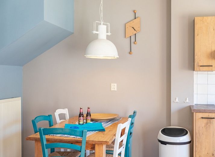 Landgoed Springtij - Koetshuis 2 in De Koog, Texel offers a charming vacation home with green surroundings and an inviting terrace.