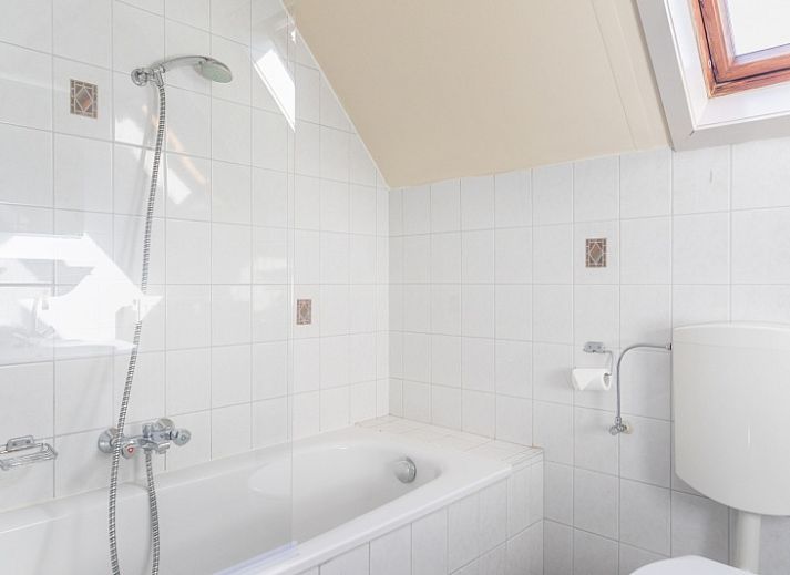 Cozy indoor area of Landgoed Springtij - Koetshuis 2, vacation home in De Koog, Texel with comfortable seating area and modern amenities.