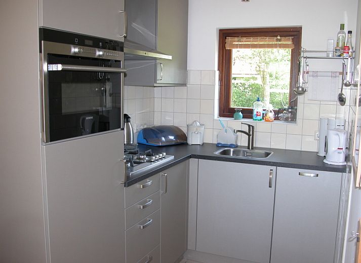 Terrace of Bungalow Oud Vredelust 75 in De Koog, Texel, perfect for outdoor relaxation.