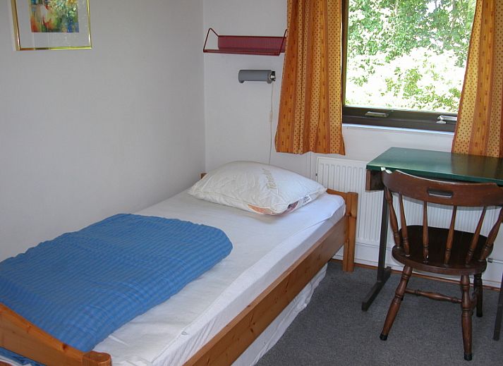 Terrace of Bungalow Oud Vredelust 75 in De Koog, Texel, perfect for outdoor relaxation.