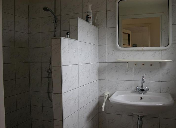 Terrace of Bungalow Oud Vredelust 75 in De Koog, Texel, perfect for outdoor relaxation.