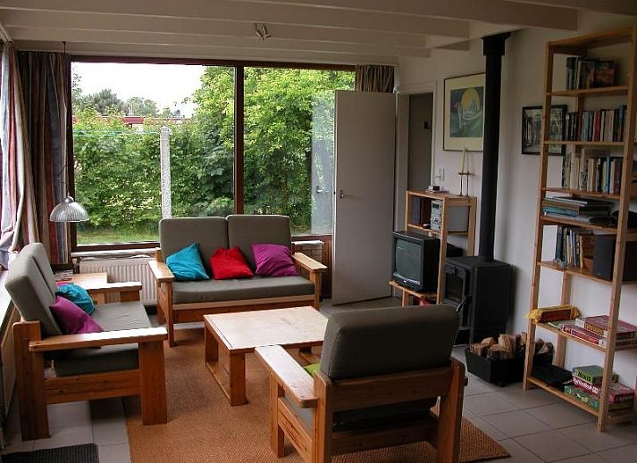 Terrace of Bungalow Oud Vredelust 75 in De Koog, Texel, perfect for outdoor relaxation.