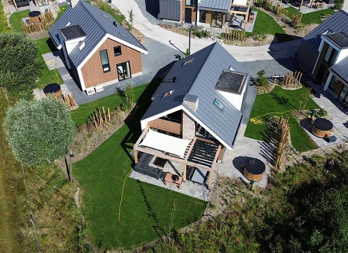 Seitenansicht von Duinvilla Wellness 5 in De Koog, Texel, Ferienhaus mit moderner Architektur und grosser Veranda.