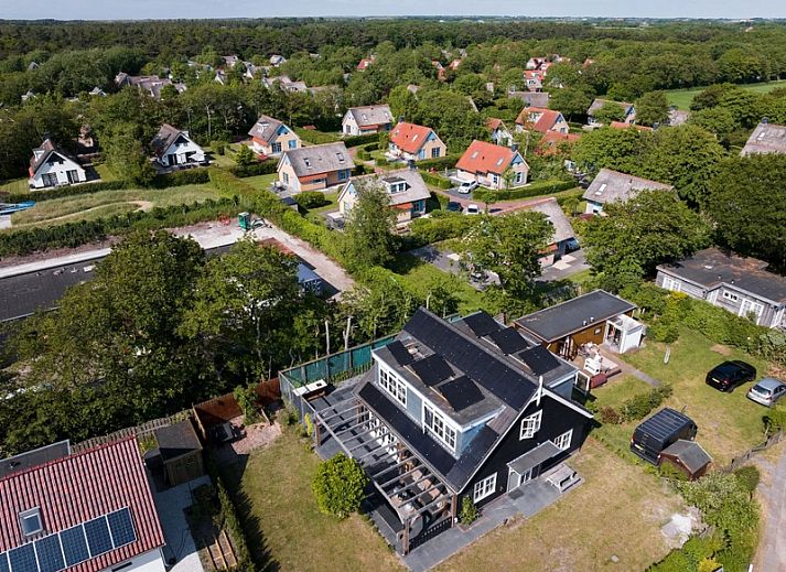 Residence Rustiek vakantiehuis in De Koog, Texel met houten gevel en groene tuin.