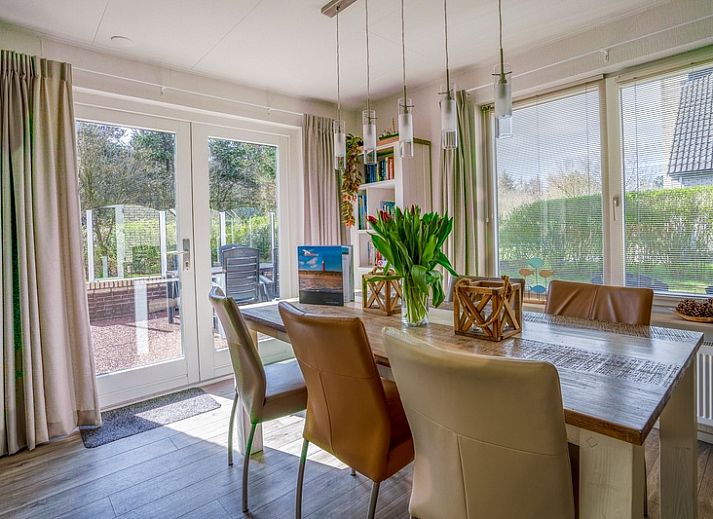 Gemuetliches Wohnzimmer im Ferienhaus Kamperfoelie 91 mit Sauna, De Koog, Texel, ideal fuer einen entspannten Aufenthalt auf den Watteninseln.