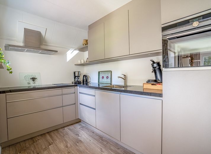 Gemuetliches Wohnzimmer im Ferienhaus Kamperfoelie 91 mit Sauna, De Koog, Texel, ideal fuer einen entspannten Aufenthalt auf den Watteninseln.