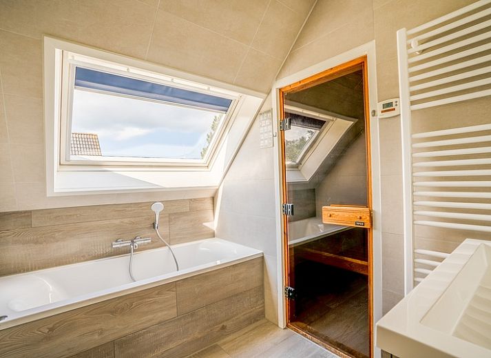 Gemuetliche Sitzecke im Ferienhaus Honeysuckle 91 mit Sauna, gelegen in De Koog, Texel, ideal fuer einen entspannten Urlaub.