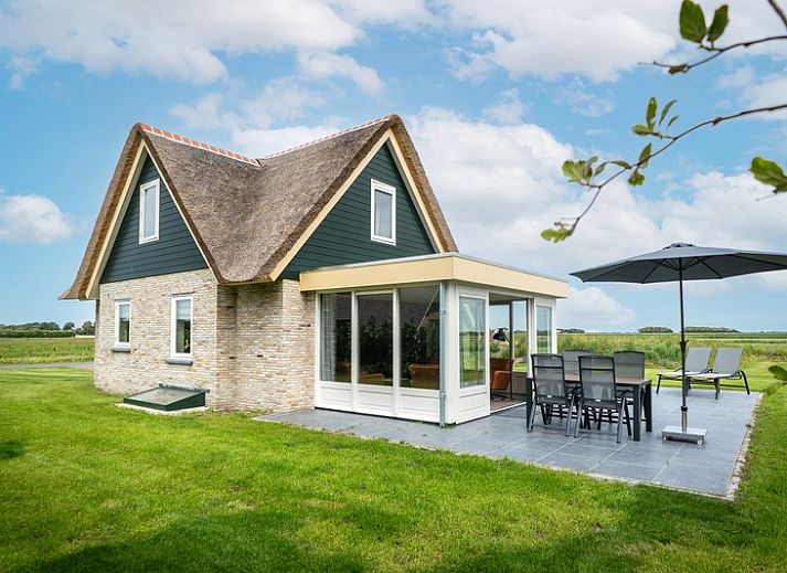 Landhaus-Ferienhaus in De Koog, Texel, mit schoener Aussicht auf die Natur und einen ruhigen Teich.