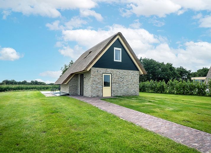 Landhaus-Ferienhaus in De Koog, Texel, mit schoener Aussicht auf die Natur und einen ruhigen Teich.