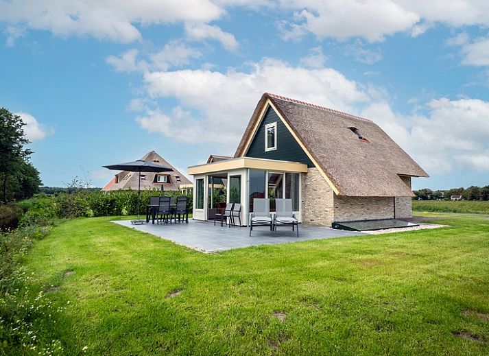 Landhaus-Ferienhaus in De Koog, Texel, mit schoener Aussicht auf die Natur und einen ruhigen Teich.