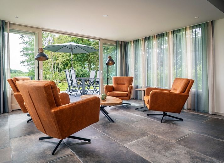Geraeumige Terrasse des Ferienhauses Landhuis in De Koog, Texel, ideal fuer Mahlzeiten im Freien und zum Entspannen.