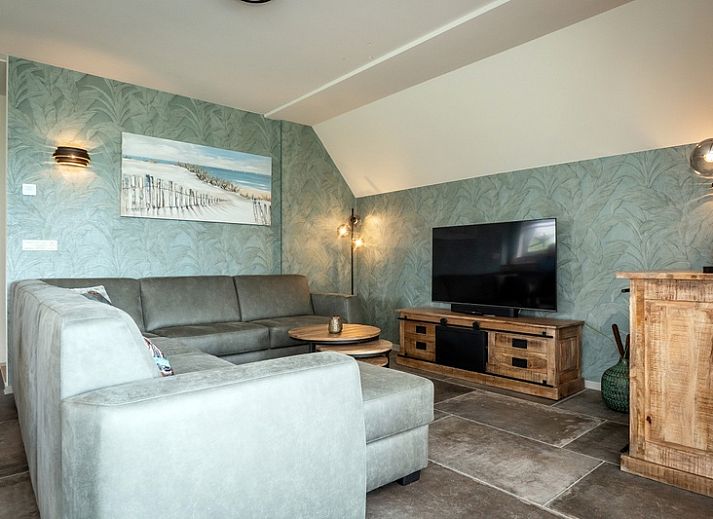 Geraeumige Terrasse des Ferienhauses Landhuis in De Koog, Texel, ideal fuer Mahlzeiten im Freien und zum Entspannen.