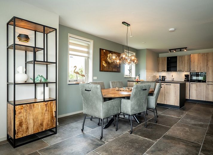 Geraeumige Terrasse des Ferienhauses Landhuis in De Koog, Texel, ideal fuer Mahlzeiten im Freien und zum Entspannen.