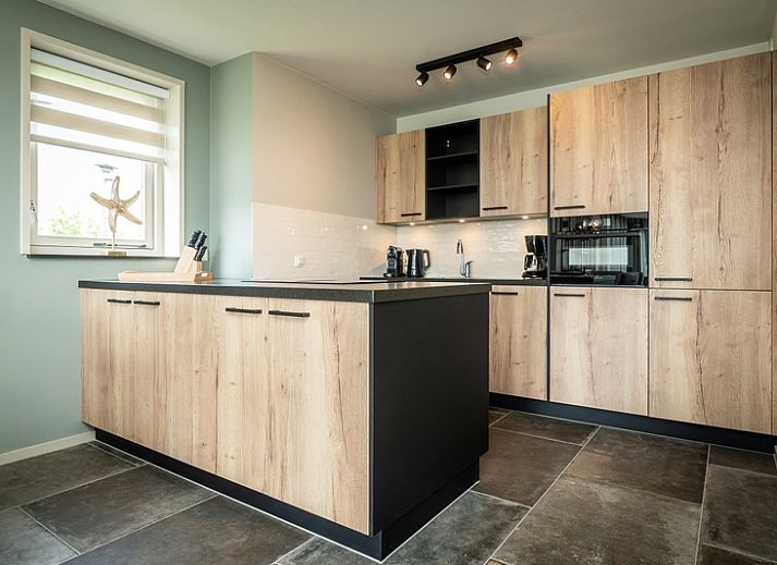 Geraeumige Terrasse des Ferienhauses Landhuis in De Koog, Texel, ideal fuer Mahlzeiten im Freien und zum Entspannen.