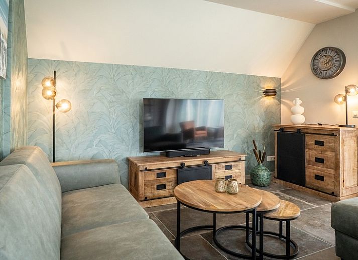 Geraeumige Terrasse des Ferienhauses Landhuis in De Koog, Texel, ideal fuer Mahlzeiten im Freien und zum Entspannen.