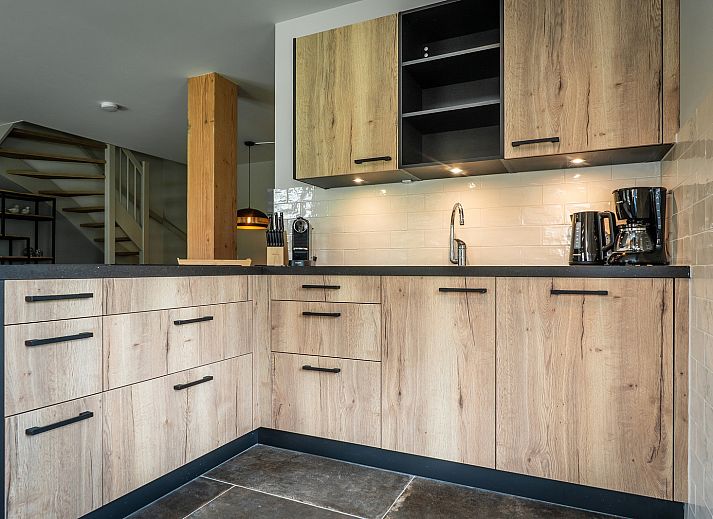 Terras met parasol bij Vakantiehuis in De Koog, Texel, ideaal voor ontspanning.