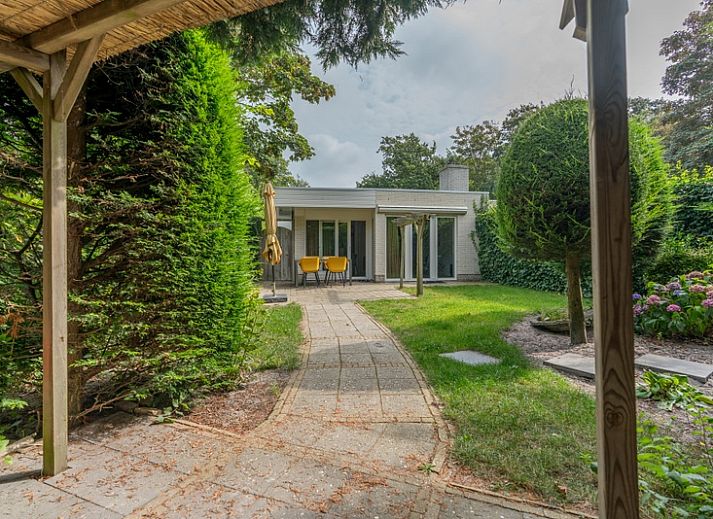 Zilte Bries vakantiehuis met zonnig terras in De Koog, Texel, omringd door groene natuur.