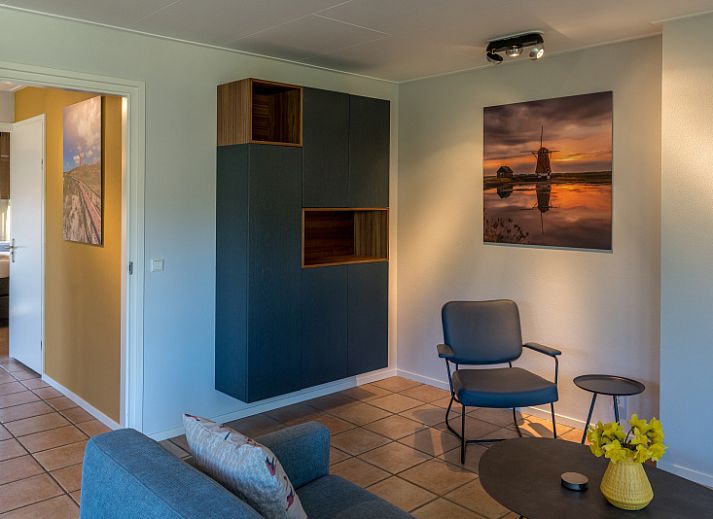 Zilte Bries vakantiehuis met zonnig terras in De Koog, Texel, omringd door groene natuur.