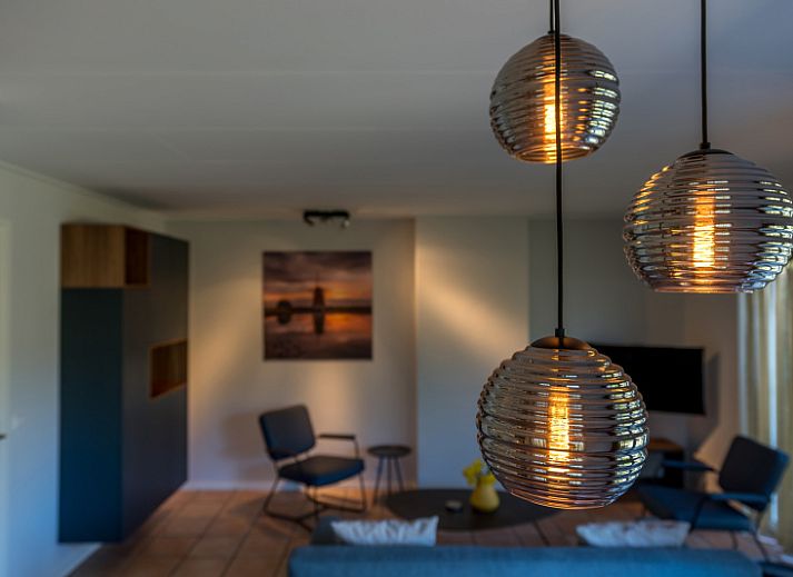 Ingang van Zilte Bries vakantiehuis in De Koog, Texel met welkomstbord en groene omgeving.