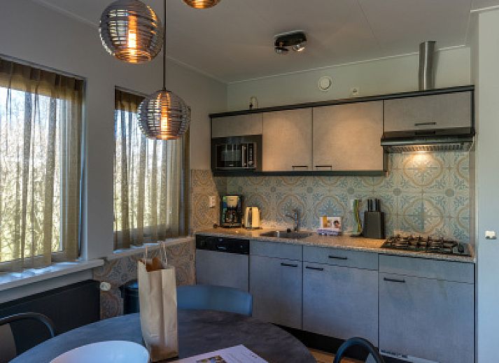 Ingang van Zilte Bries vakantiehuis in De Koog, Texel met welkomstbord en groene omgeving.