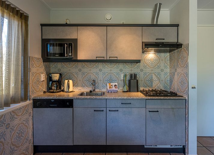 Ingang van Zilte Bries vakantiehuis in De Koog, Texel met welkomstbord en groene omgeving.