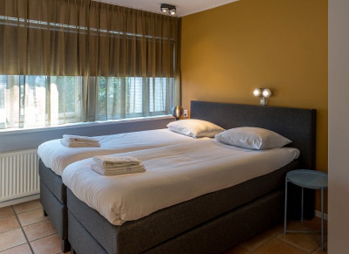 Ingang van Zilte Bries vakantiehuis in De Koog, Texel met welkomstbord en groene omgeving.