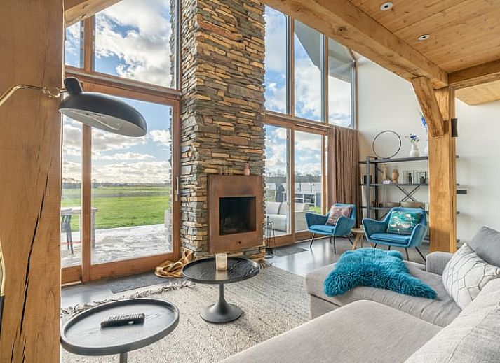 Vacation home in De Koog Texel with spacious garden and deck chairs, ideal for relaxation on the Wadden Islands.