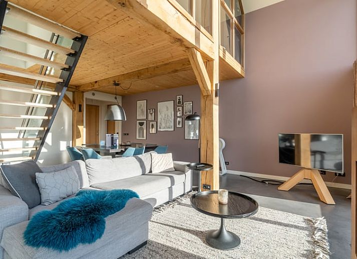 Vacation home in De Koog Texel with spacious garden and deck chairs, ideal for relaxation on the Wadden Islands.