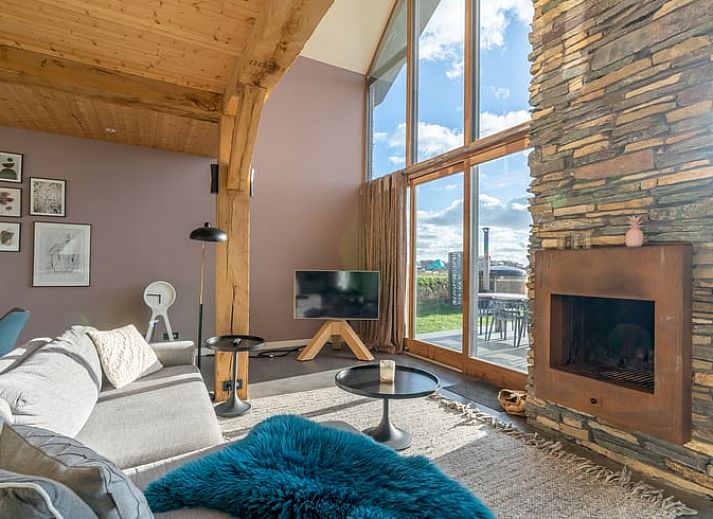 Vacation home in De Koog Texel with spacious garden and deck chairs, ideal for relaxation on the Wadden Islands.