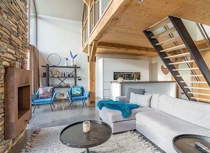 Vacation home in De Koog Texel with spacious garden and deck chairs, ideal for relaxation on the Wadden Islands.