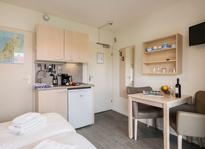 Ontspan op het terras van A Studio 2 comfort in De Koog, Texel, met uitzicht op de groene omgeving van de Waddeneilanden.