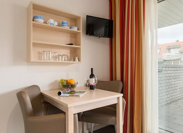 Ontspan op het terras van A Studio 2 comfort in De Koog, Texel, met uitzicht op de groene omgeving van de Waddeneilanden.