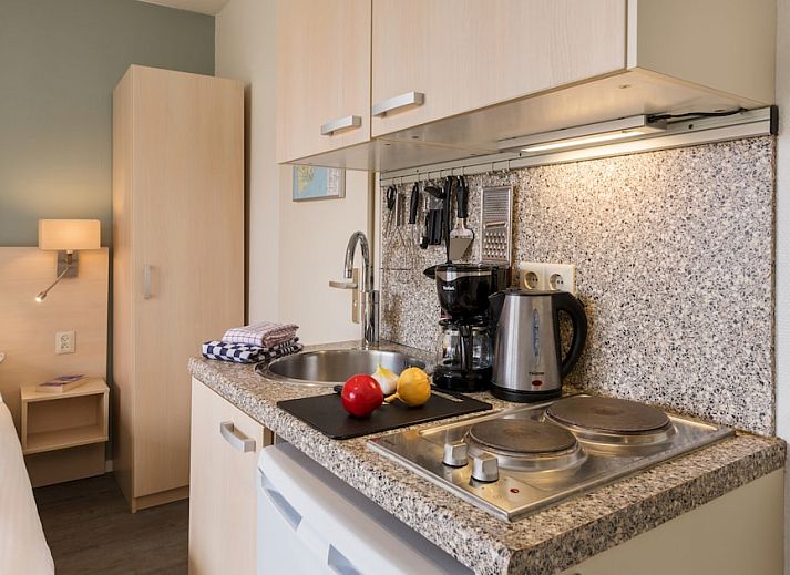 Ontspan op het terras van A Studio 2 comfort in De Koog, Texel, met uitzicht op de groene omgeving van de Waddeneilanden.