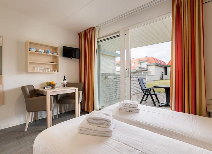 Ontspan op het terras van A Studio 2 comfort in De Koog, Texel, met uitzicht op de groene omgeving van de Waddeneilanden.