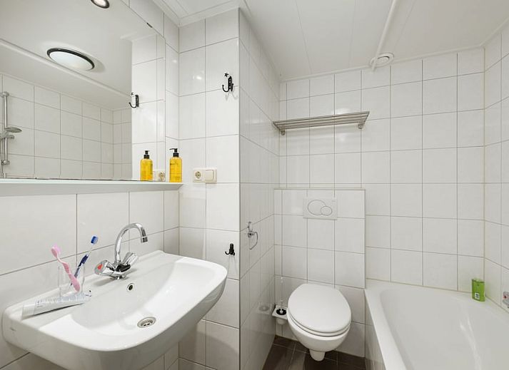 Cozy living room of B Apartment Comfort 4 in De Koog, Texel, with views of nature and an inviting terrace.