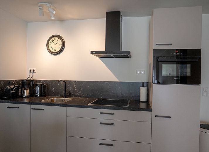 Modern bathroom with walk-in shower in Bungalow 2, vacation home in De Koog, Texel, Wadden Islands.