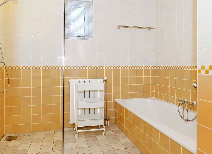 Esszimmer in 't Mienthuis, Ferienhaus De Koog, Texel mit Blick auf den gruenen Garten.