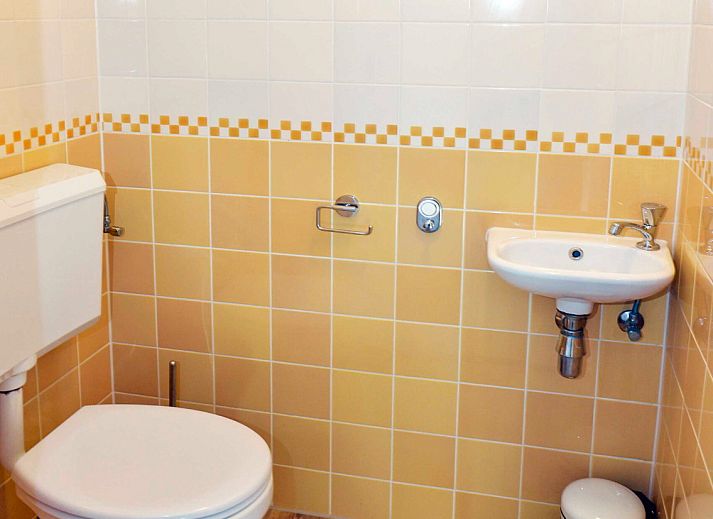 Esszimmer in 't Mienthuis, Ferienhaus De Koog, Texel mit Blick auf den gruenen Garten.