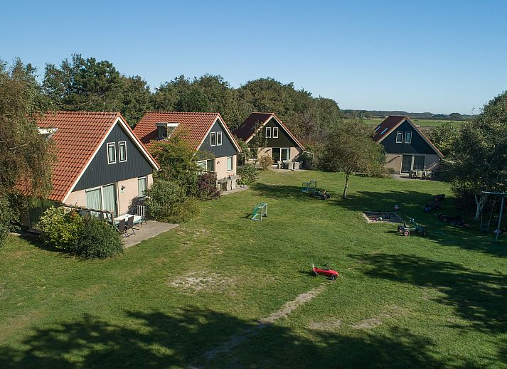 Esszimmer in 't Mienthuis, Ferienhaus De Koog, Texel mit Blick auf den gruenen Garten.