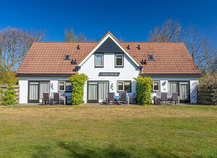 Gemuetliches Wohnzimmer im Koetshuis 2, Ferienhaus De Koog, Texel mit bequemen Sofas.