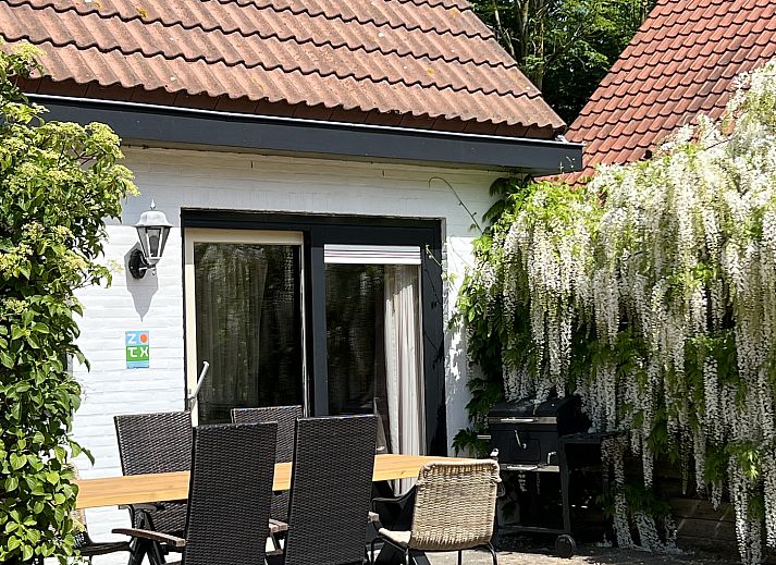 Koetshuis 3 vacation home in De Koog, Texel with garden and playhouse in green surroundings.